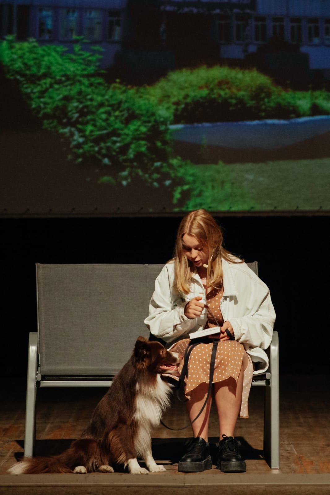 Фото Актёры театров Новосибирска сыграли в спектакле с собаками-терапевтами 3